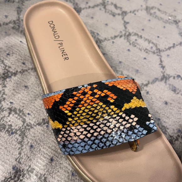 Donald Pliner Slides | Like new | 6 - Picture 2 of 3